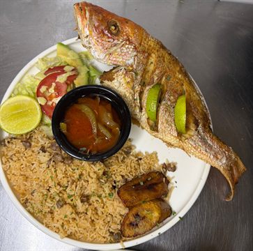 Hele gebakken snapper met rijst met bonen, bakbanaan en salade